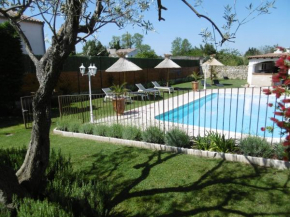 Отель Les chambres d'hôtes d'Eloïse, piscine privée  Арамон
